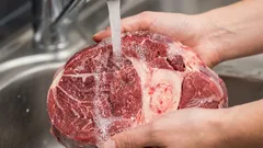 Perché non si deve lavare la carne cruda prima della cottura e cosa fare invece.