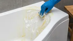 Come rimuovere le macchie gialle dalla vasca da bagno senza usare prodotti chimici aggressivi? Questa pasta fatta in casa con due ingredienti ti aiuterà.