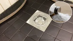 Versare sale grosso nello scarico della cabina doccia: a cosa serve e perché gli idraulici lo consigliano?