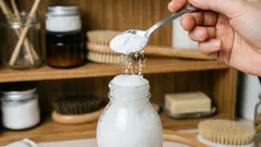 Aggiungo il bicarbonato allo shampoo: i capelli sono più voluminosi alla radice, è necessario lavarli meno spesso e la loro qualità migliora. Cosa ci può dare questo prodotto?