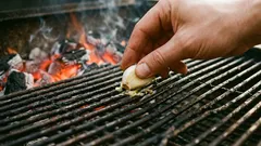Pochi lo sanno: perché strofinare uno spicchio d'aglio sulla griglia prima di cuocere il barbecue?