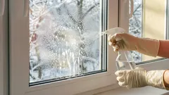 Come pulire le finestre senza lasciare aloni: un metodo semplice che funziona anche in condizioni di luce intensa.