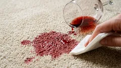 Salviamo il tappeto: come rimuovere una macchia di vino rosso con mezzi improvvisati in un secondo