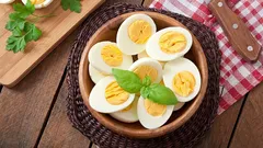 Perché gli chef professionisti non continuano mai a cuocere le uova dopo averle bollite: il segreto per un piatto perfetto