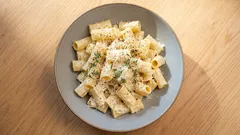 La pasta sarà gustosa e morbida anche senza burro: aggiungilo all'acqua durante la cottura.