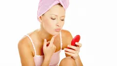 Come snellire il viso in 5 minuti: contouring, blush e sopracciglia sollevate