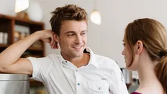 Il linguaggio del corpo: come gli uomini interpretano i gesti delle donne