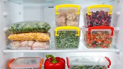 Quali prodotti possono essere congelati e quali no? È possibile mettere un contenitore riscaldato nel frigorifero?