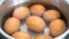 Le uova sode devono essere raffreddate in acqua fredda e cosa si ottiene?