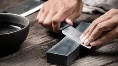 Ho visto come si affilano i coltelli in India e ora lo faccio anche a casa mia. Anche i coltelli vecchi diventano affilati come rasoi in un minuto.