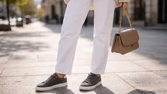 Al posto delle scarpe da ginnastica bianche: questo colore si abbina meglio ai jeans nella primavera del 2026!
