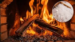 200 grammi nel camino e la canna fumaria sarà come nuova: la fuliggine si scioglierà da sola, senza bisogno di pulizie o dell'aiuto di esperti.