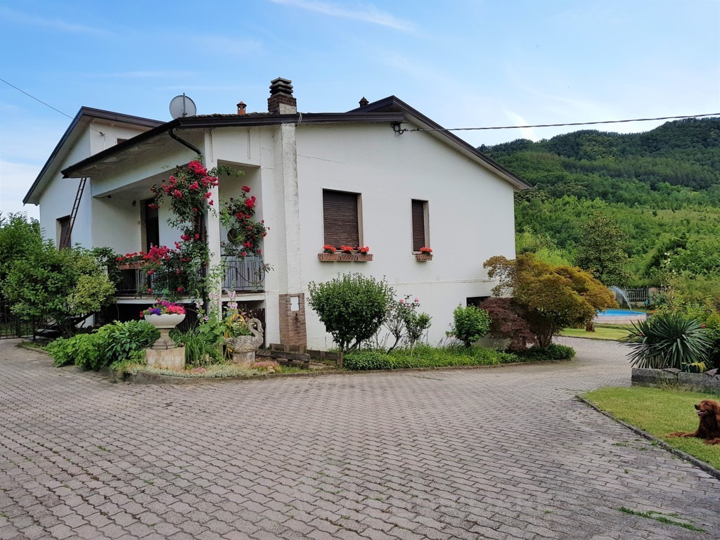 Borgo Priolo (PV) VENDITA casa indipendete con giardino e piscina Rif.C253