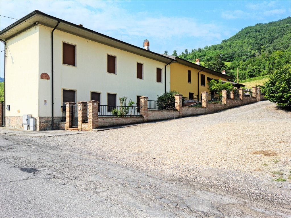 Borgo Priolo (PV) VENDITA proprietà di ampia metratura ideale anche come soluzione ricettiva Rif.C365