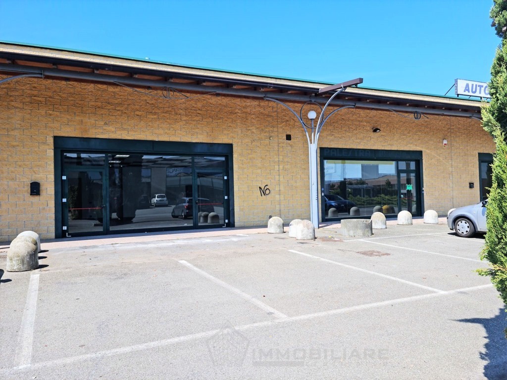 Torricella Verzate (PV) VENDITA negozio inserito in ottimo centro commerciale Rif.C367
