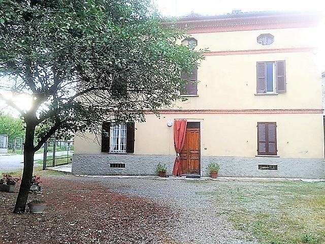 Santa Giuletta (PV) VENDITA proprietà da ristrutturare composta da casa padronale abitazione portici e terreno Rif.C384