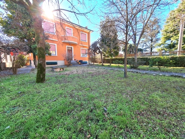 Santa Giuletta (PV) VENDITA Ottima proprietà con villa padronale, depandance e giardino piantumato Rif.C395