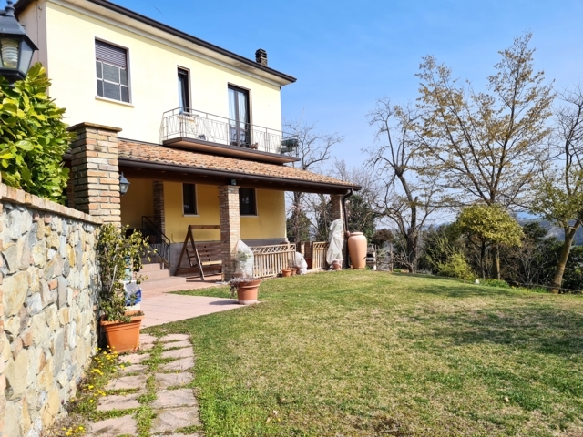 Borgo Priolo (PV) VENDITA indipendente per due famiglie in posizione panoramica Rif.C403