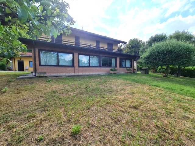 Montesegale (PV) VENDITA casa indipendente in posizione panoramica con ampio giardino Rif. C412