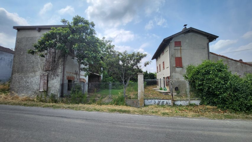 Montu’ Beccaria (PV) Frazione VENDITA Casa con rustico e giardino Rif. 742