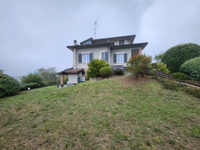 Montù Beccaria (PV) VENDITA casa completamente indipendente in posizione panoramica con giardino Rif. C469