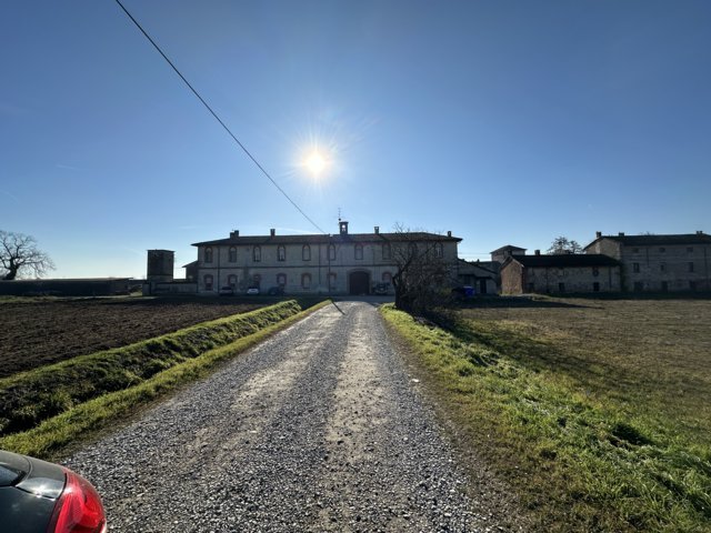 Pavia (PV) Via Vallesalimbene VENDITA Casa di corte con deposito e terreno Rif. C509